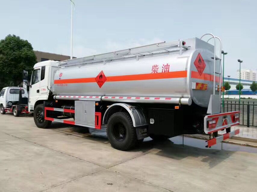 国五东风专底运油车