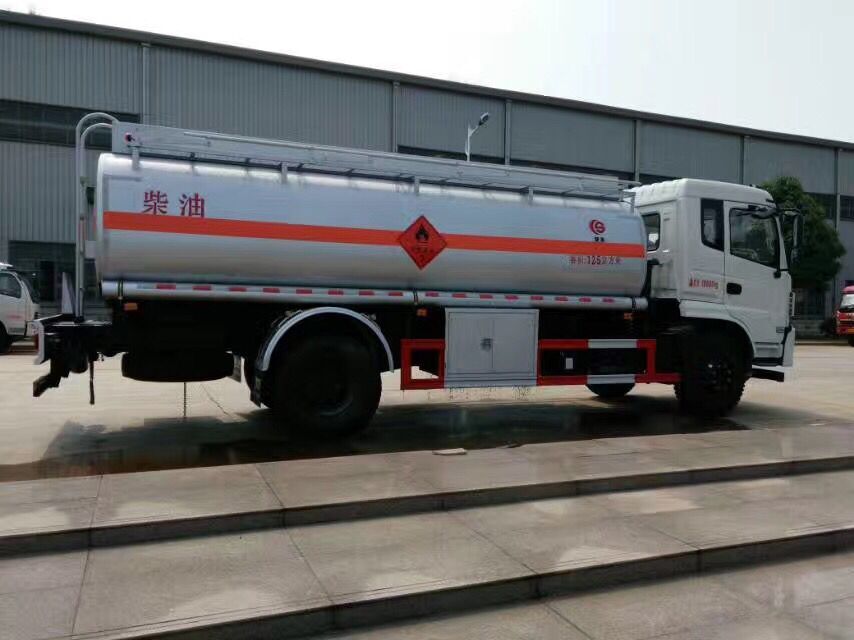 国五东风专底运油车