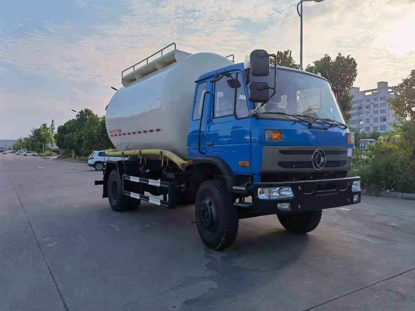 私人定制 10-16方小型散装水泥车