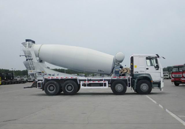 豪沃牌ZZ5317GJBN3667E1型混凝土搅拌运输车