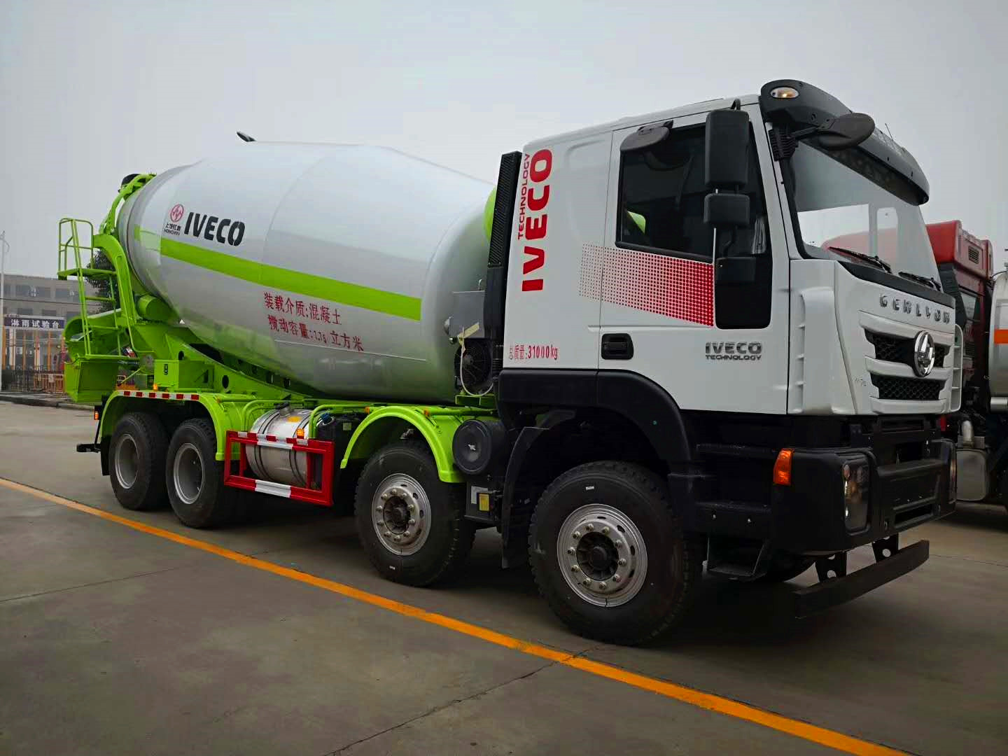 10-12方 红岩 轻量化前四后八 搅拌车